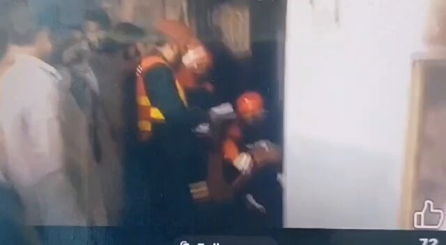 حلقہ LA 6 سماہنی بھمبر 2 کے بابا شادی شہید پولنگ اسٹیشن پر مسلم لیگ (ن) اور استحکام پاکستان پارٹی (آئی پی پی) کے کارکنوں کے درمیان تلخ کلامی اچانک پرتشدد تصادم میں تبدیل ہوگئی۔ مشتعل کارکنوں نے پولنگ اسٹیشن کو میدانِ جنگ بنا دیا اور ہنگامہ آرائی کے دوران ایک بیلٹ باکس کو آگ لگا دی گئی۔ ڈسٹرکٹ ریٹرننگ آفیسر (ڈی آر او) بھمبر کے مطابق جلائے جانے والے بیلٹ باکس میں 232 ووٹ موجود تھے جو شعلوں کی نذر ہو گئے۔👇👇