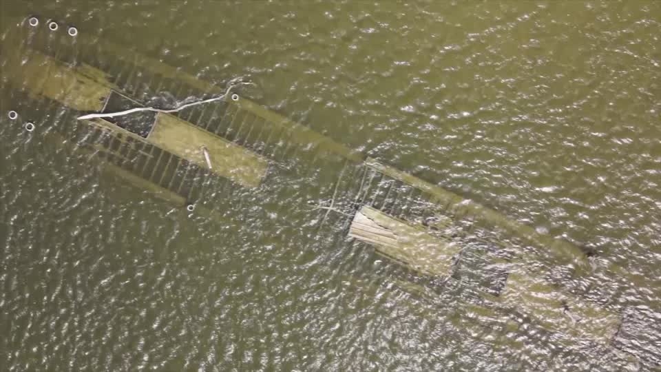 クロアチアを流れるドナウ川で水位が記録的に低下し、1937年に沈没した貨物船が姿を現した。