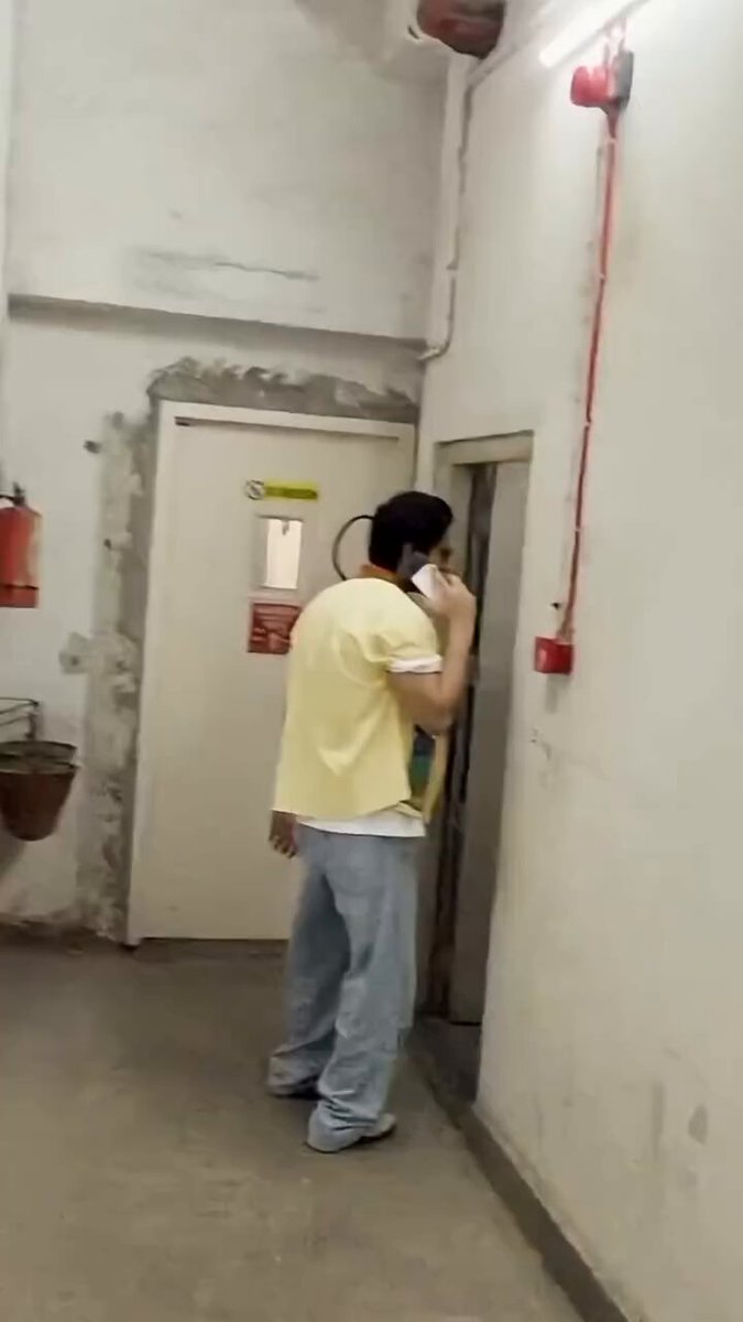 ये सैफ अली खान का बेटा इब्राहिम अली खान है इसका प्रेम संबंध श्वेता तिवारी की बेटी पलक तिवारी के साथ है । ये दोनों एक खाली पड़ी बिल्डिंग में कुछ कारण से मिलने जाते है । वहां इनके पीछे पैपराजी पहुंच जाते है । जिससे छुपाने के लिए भाई सीधे दिल पर धक्का दे देता है 😂 कैमरवाले भी प्यार के दुश्मन बने है ....