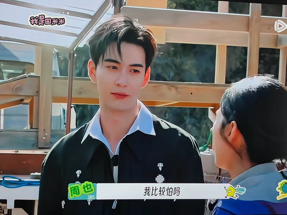What I noticed in wtw, he doesn't need a translator when communicating with foreigner. switching Chinese and English just like that, no trouble at all 😘 #ChenXingxu