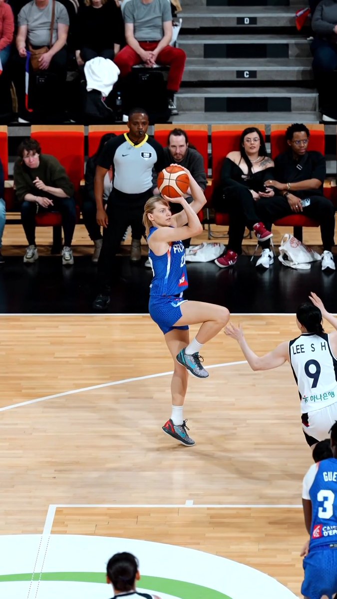 Shoutout to the original 🦵😏 #FIBAWWC