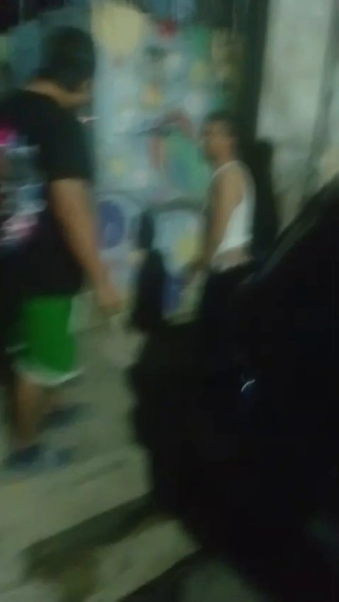 Este grupo de personas, protagonizaron una pelea mientras bebían alcohol. Tras una denuncia ciudadana y un video proporcionado a nuestros policías, los ubicamos y capturamos en la urbanización Colinas del Norte, Ciudad Delgado, San Salvador Centro. Los identificamos como: ▫️Ricardo Antonio Cruz Pleitez, de 30 años ▫️Karla Beatríz Martínez Francia, de 35 años ▫️Milton Antonio Mendoza Benítez, de 40 años ▫️Jonathan Vladimir García Henrríquez, de 29 años Serán remitidos por desórdenes públicos y a Cruz Pleitez se le agrega el delito de expresiones de violencia contra la mujer. Si elegís el camino de la violencia, serás capturado y puesto a disposición de la justicia. Pensalo bien.