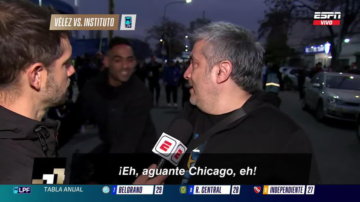🇦🇷 Un hincha de Nueva Chicago paso en bicicleta entre los de Vélez y aprovecho la oportunidad. La cara del tipo jajaja