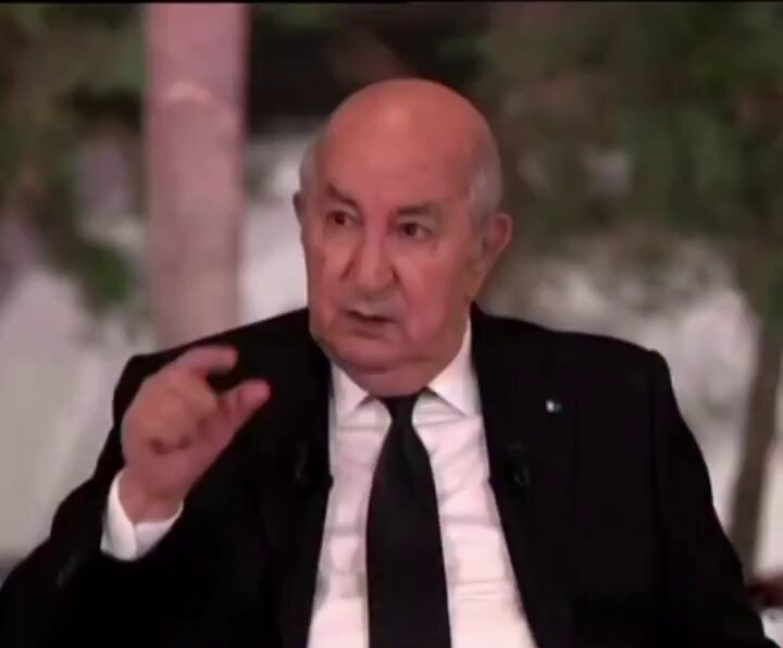 🇩🇿 🇫🇷 : Le président algérien Tebboune répond aux polémiques en France en affirmant que l’Algérie n’a jamais demandé de « quota de visa » pour ses ressortissants souhaitant se rendre en France. Il a également réitéré que l’Algérie n’a jamais demandé « des excuses de la France » pour les crimes coloniaux. Ces propos sont une réponse aux sorties de l’extrême-droite française contre l’Algérie. #France #Algerie