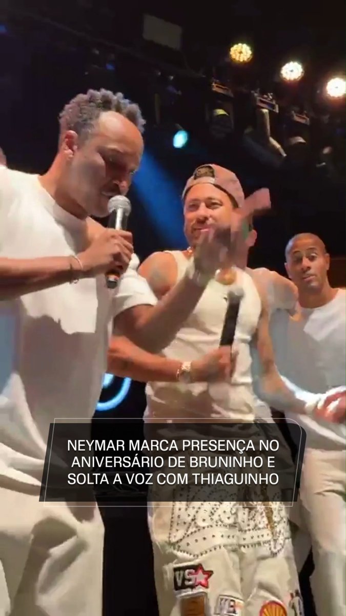 É neste vídeo que a gente pede a volta do Exaltasamba, né? 🫣🥹 Neymar marcou presença no aniversário de Bruninho, do vôlei, e soltou a voz ao lado do cantor Thiaguinho. 🎶 🎥: leocoelhobonvivant/IG #FutebolNaESPN #Santos #Neymar