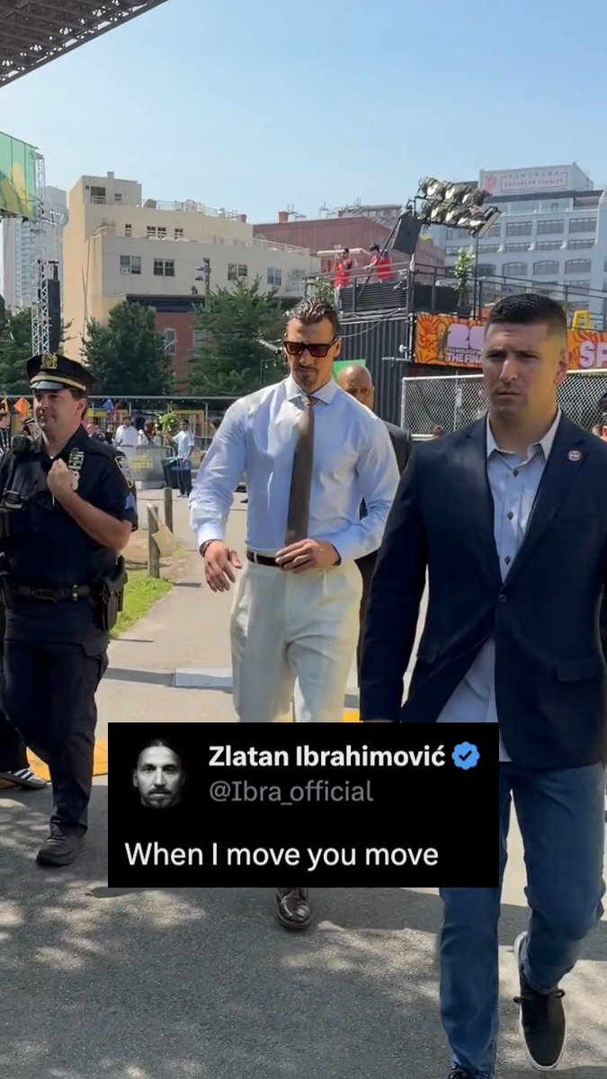 "Cuando yo me muevo, tú te mueves". 😤 El aura de Zlatan hasta en el caminar. 😅