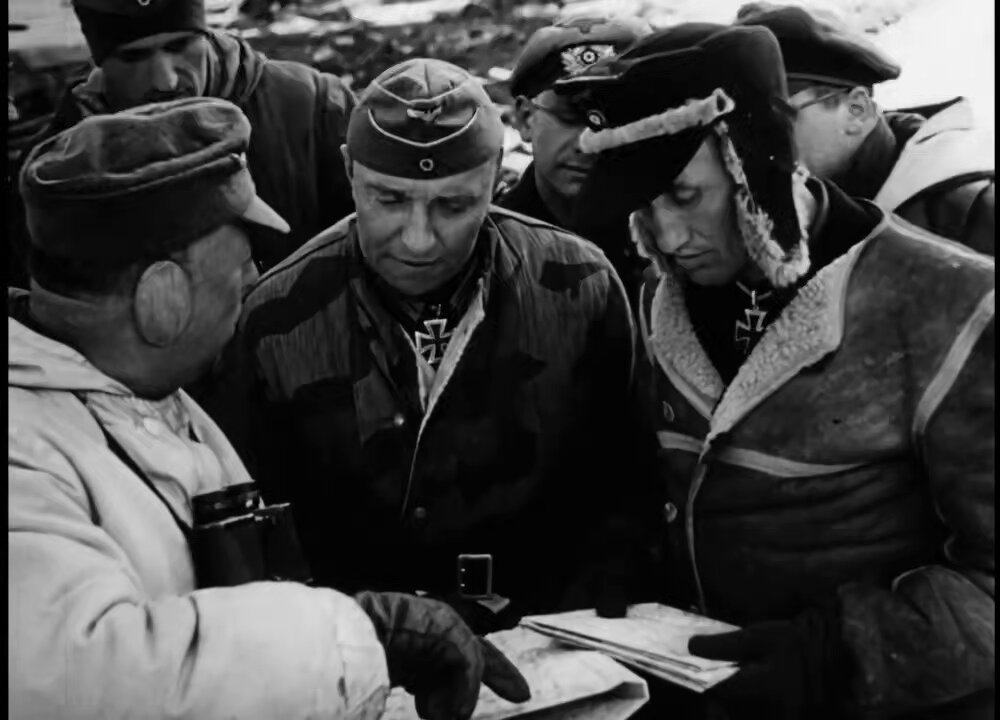 La liberación de #Kovel por el #Kampfgruppe Hoffman el 5 de Abril del 44 Hoffmann era comandante del Pz.Rgt.12 de la 4. Pz.Div. cuyos Panzer IV Ausf.H se ven en el 📽, también ven Panthers Ausf.A de la 5.SS-Pz.Div. #Wiking Se ven varios M4A2 #Sherman ✭ destruidos #Ostfront #WW2