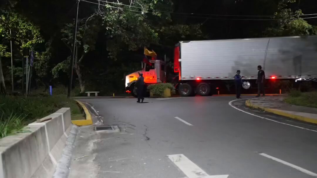 ¡Observen! Hemos logrado hacer llegar a nuestros depósitos en Venezuela 34 toneladas más de ayuda Humanitaria por vía terrestre y la presidenta de la Fundación Juntos Se Puede Ana Karina García con los estudiantes universitarios son los encargados de distribuirlas mano a mano.