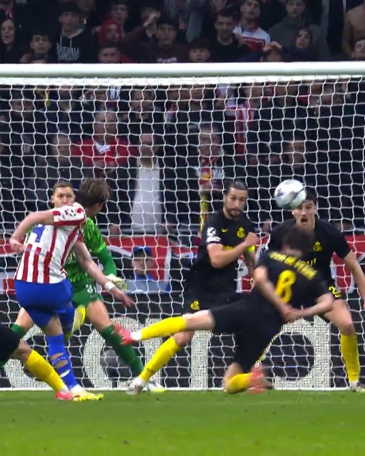 Que infravalorado está este gol de Gallagher. Como engaña con el control al defensa y la pone en la escuadra. Que pena que no triunfara aquí, siempre con una sonrisa, con su propio cántico y enamorado del club y de la ciudad. Que gran persona es el Pitbull