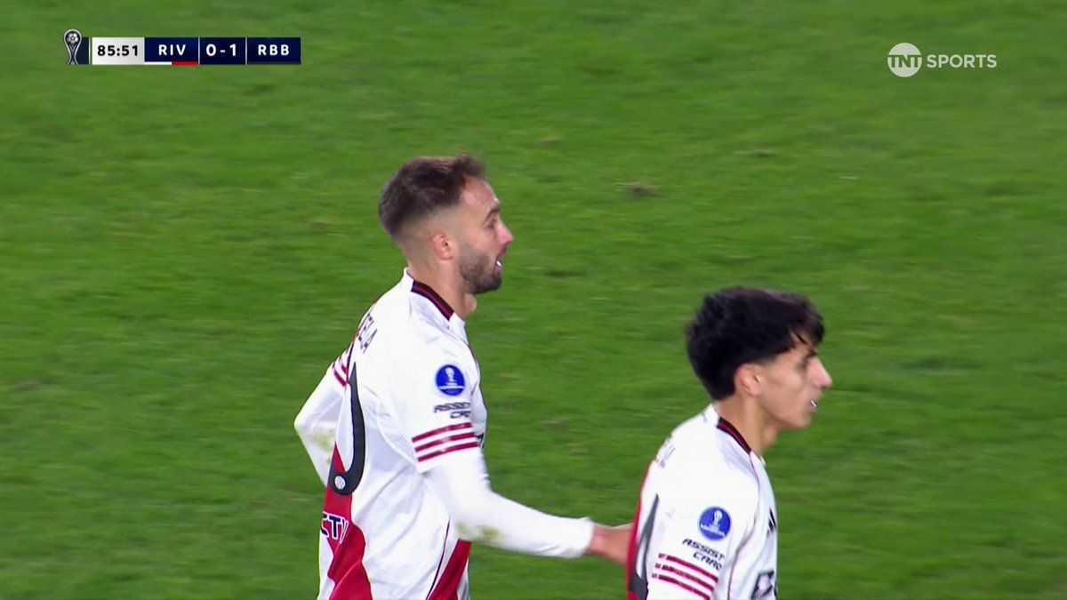 "el vestuario pide el regreso de Pezzella" Pezzella en corto: