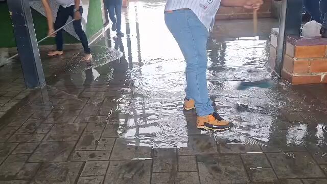Así se encuentra la supuesta "sala de espera" de la Maternidad del Sur en Valencia, estado Carabobo: completamente inundada. A pesar de que las embarazadas a menudo deben esperar allí hasta en el suelo antes de ser ingresadas. El "gobernador" La-Cava no invierte en el centro de salud simplemente porque no es un espacio para hacer rumbas.