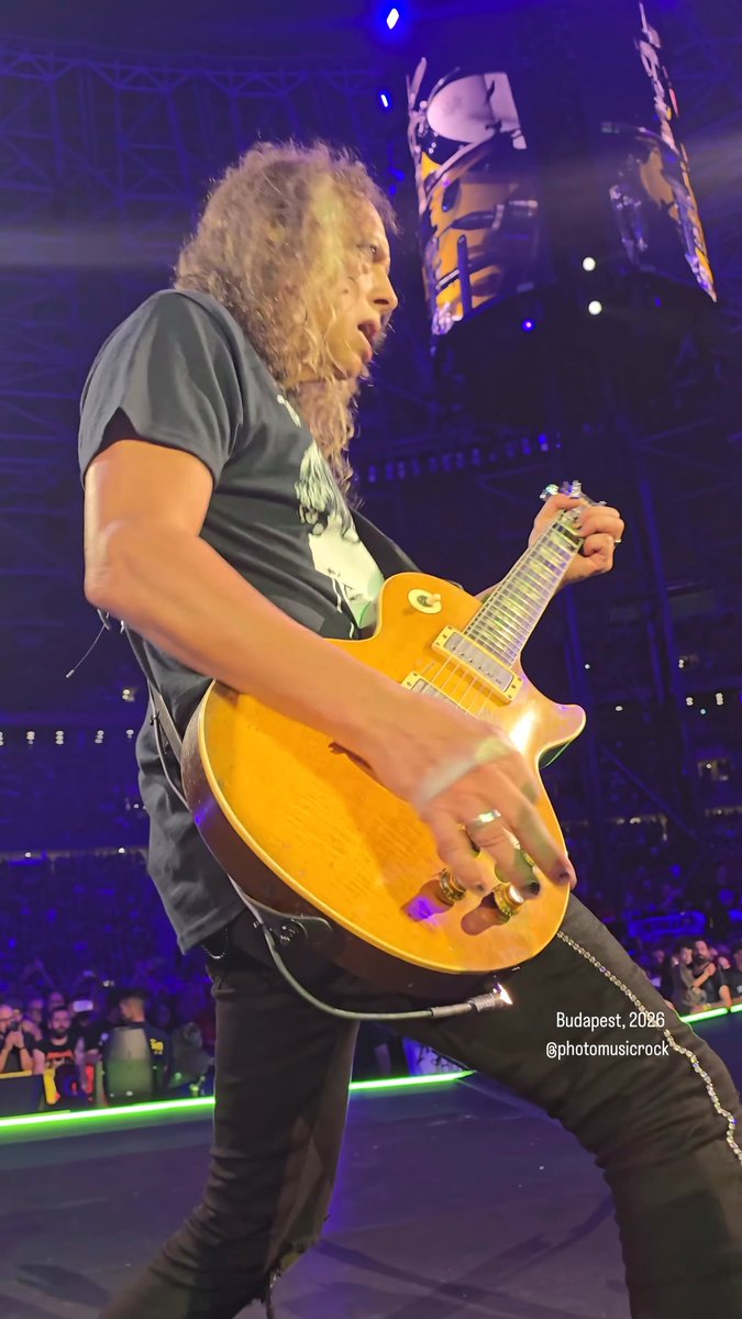 Kirk Hammett doesn’t panic losing his guitar pick mid performance of perhaps the best song of Metallica’s Ride The Lightning.