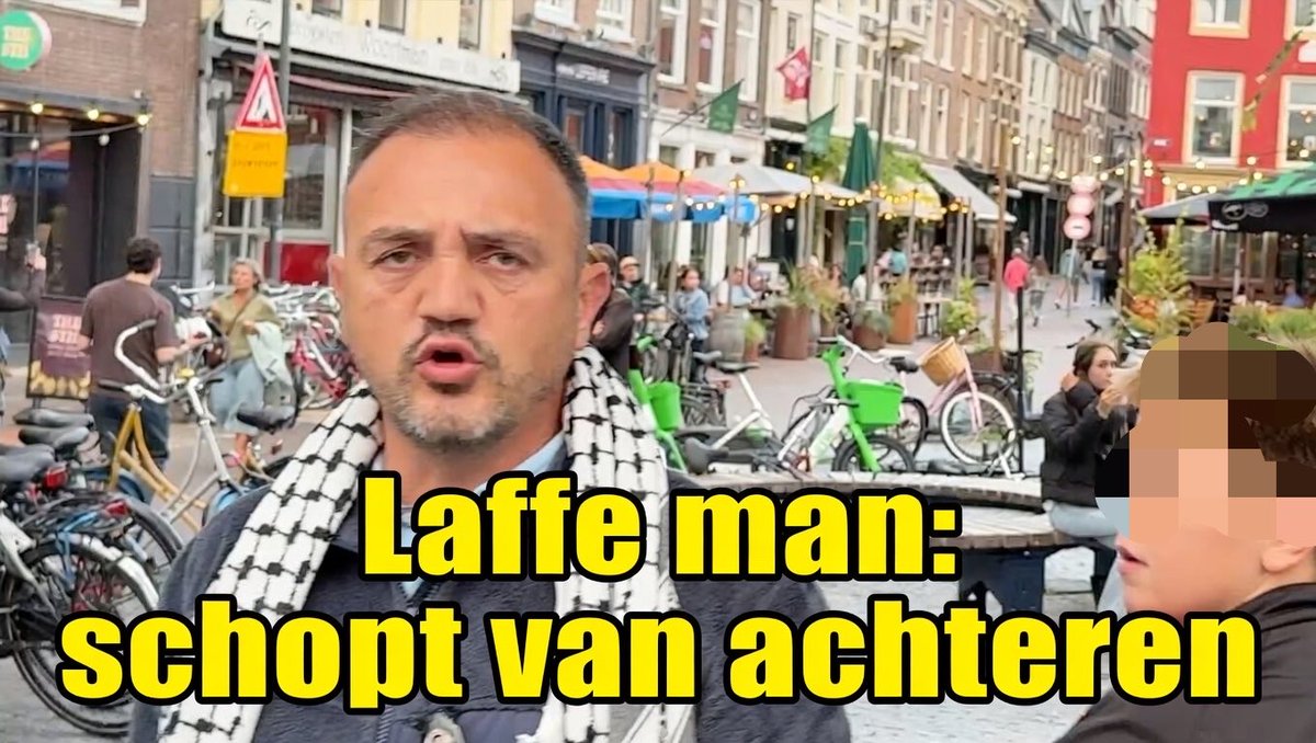 Van intimidatie van een vrouw in haar eentje tot geweld tegen de pers op de Neude: Yvonne Hessel wilde simpelweg haar scooter ophalen, maar werd direct klemgezet en moest door de politie worden ontzet. Intussen werd uw verslaggever van achteren geschopt door een laffe demonstratieleider, terwijl Utrechtse gemeenteambtenaar(!) Sascha Morel met andere activisten de camera probeerden af te schermen. En het schreeuwkoor op de achtergrond? "Long live the 7th of October!" Bizarre beelden van gisteravond uit 'mensenrechtenstad' Utrecht. #Utrecht #Neude