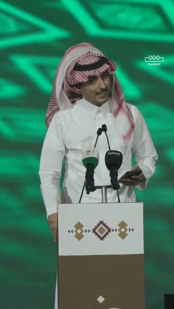 كلماتٌ تنبض بالشعر والإحساس.. محمد السكران في قصيدةٍ تُلقى على مسرح #موسم_تمور_المدينة 🌴 #الثقافية