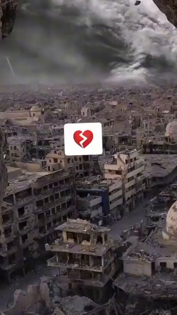 ‼️‼️‼️ انتهى زمن المعجزات 👌كان كفار قريش يطالبون نبينا محمد ﷺ بالمعجزات وطيلة سنوات عبادتهم للأصنام لم يطالبوا أصنامهم بمعجزة واحدة ‼️ وهذا حالنا اليوم… نسينا السارق الحقيقي ونسينا من دمّر البلاد ونهب خيراتها وشرّد أهلها ثم أتينا نحاسب من استلم وطن مثقل بالخراب ونطالبه بأن يصنع المعجزات بين ليلة وضحاها بينما من صنع الركام نفسه لم نطالبه يوماً بما نطالب به اليوم 🔴 كان للحيطان 👂👂🔴 قليلاً من الإنصاف… فبناء وطن دمّرته سنوات طويلة لا يحدث بمعجزة #سوريا💔
