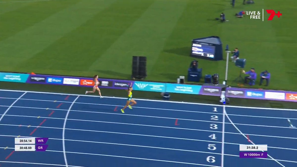 🗣️ "This has been the race of a lifetime. She's going to do, Rose Davies, what no Australian has ever done before - a female has won the 10,000 metres at the Commonwealth Games! "Stunning performance, magnificent running. The back end was breathtaking." Rose Davies wins an ICONIC 🥇 in the 10,000, brought home by the incomparable Bruce McAvaney 🫡