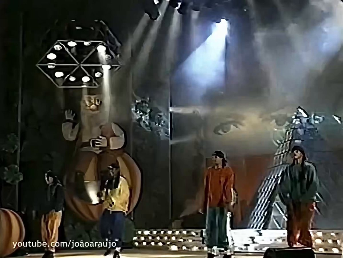 o principal defeito da turnê o último voo da nave foi a xuxa não ter colocado um bloco destinado a fase pop da carreira na setlist, ela perdeu a oportunidade de colocar um estádio inteiro pra dançar com os hits de 94-99