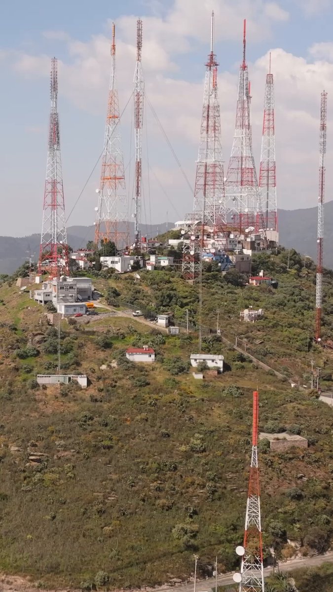 ¡ConElOnce hacemos un trabajo en equipo imparable! 📺✨ Operar la transmisión desde el Cerro del Chiquihuite y levantar un centro operativo desde cero es un reto enorme que nos comparten Brandon Rojas (continuista) y Emmanuel Terán (subdirector de Transmisión y Multiplataformas). 📡🏔️ Desde la continuidad y la producción, técnicos e ingenieros: cada área pone el corazón para llevar la señal hasta tu hogar. En Canal Once, somos un equipo de mujeres y hombres profundamente comprometidos con mantener las condiciones idóneas para cuidar nuestra videoteca, preservando nuestra memoria audiovisual. Nuestro compromiso es contigo y con nuestra historia.