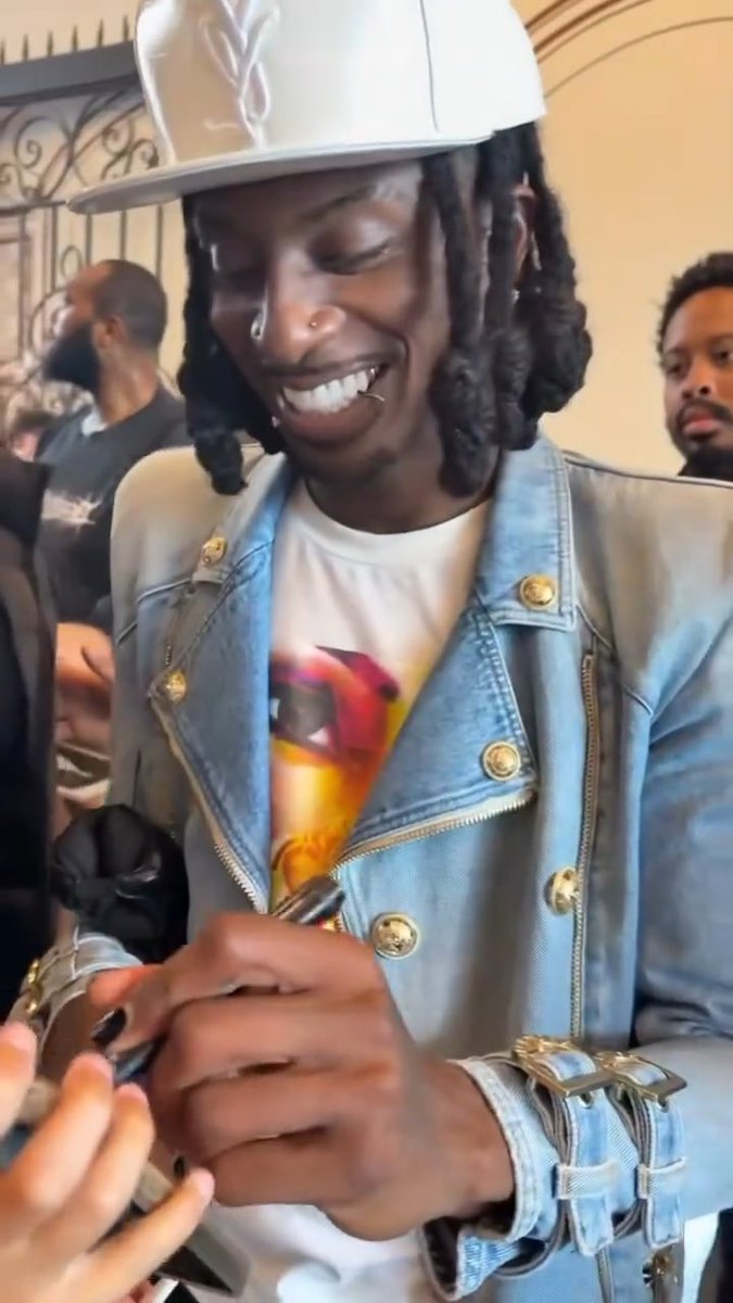 Playboi Carti was spotted with fans outside his hotel in Milan yesterday 👀 and he was looking way younger 😳