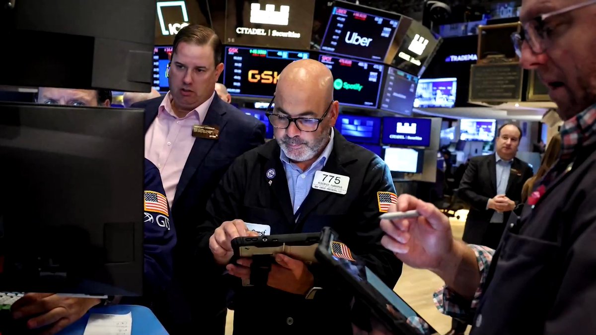 Wall Street ended mixed as investors awaited guidance from major technology companies in a busy week for quarterly earnings, while also worrying that stubbornly high oil prices could force the Federal Reserve to raise interest rates