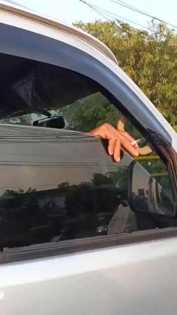 Min, mungkin minta viral dia. Tadi jam 7.30an pas perjalanan ke kantor dan skalian antar anak, posisi di simpang ketandan dari arah jalan Wonosari. Pas sampai disamping mobil Daihatsu Grand Max B 2517 FMA warna silver plat Bekasi, eh tiba tiba supir ngeluarin rokoknya trus disentil buang abunya keluar. Ha yo mubal abunya min.. pas aku disampingnya. Aku ingatin awalnya "mas jangan gitu ngerokoknya, masukin rokoknya" dengan maksud kamu mau ngerokok ya didalam mobil aja termasuk buang abunya. Eh malah dicuekin ngomong beberapa kali. Ya udah akhir saya video min. Itu pun sampe lampu hijau masih gitu. Kalau semisal tak saut rokoknya trus tak lemparin kedalam mobilnya itu boleh gak sih secara hukum? Jika ada pak polisi yang memantau minta tanggapannya. Ra sopan neng kotane uwong. Identitasku disembunyikan aja min.