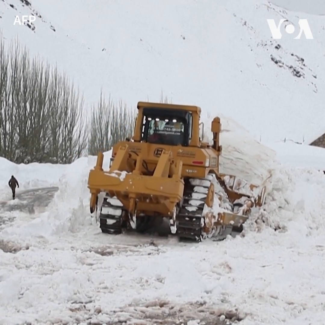 阿根廷安第斯山脉地区的强降雪迫使一百多人撤离,近千辆卡车滞留在积雪覆盖的道路上,并迫使航班改道。巴西卡车司机费尔南多·罗伯托说,由于降雪量超过3米,道路被封锁,连接阿根廷门多萨省与智利的“印加桥”(Puente del Inca)边境口岸关闭,他已在此滞留了八天。 更多: