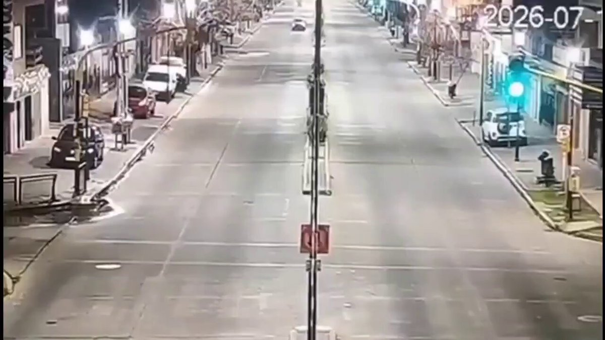 🚨 GRAVÍSIMO | Dos hombres pelean por su vida después de que se les reventara el auto por el pésimo estado de las calles del congourbano Ocurrió en Berazategui, Provincia de Buenos Aires 40 años de votar al kirchnerismo causan estos desastres
