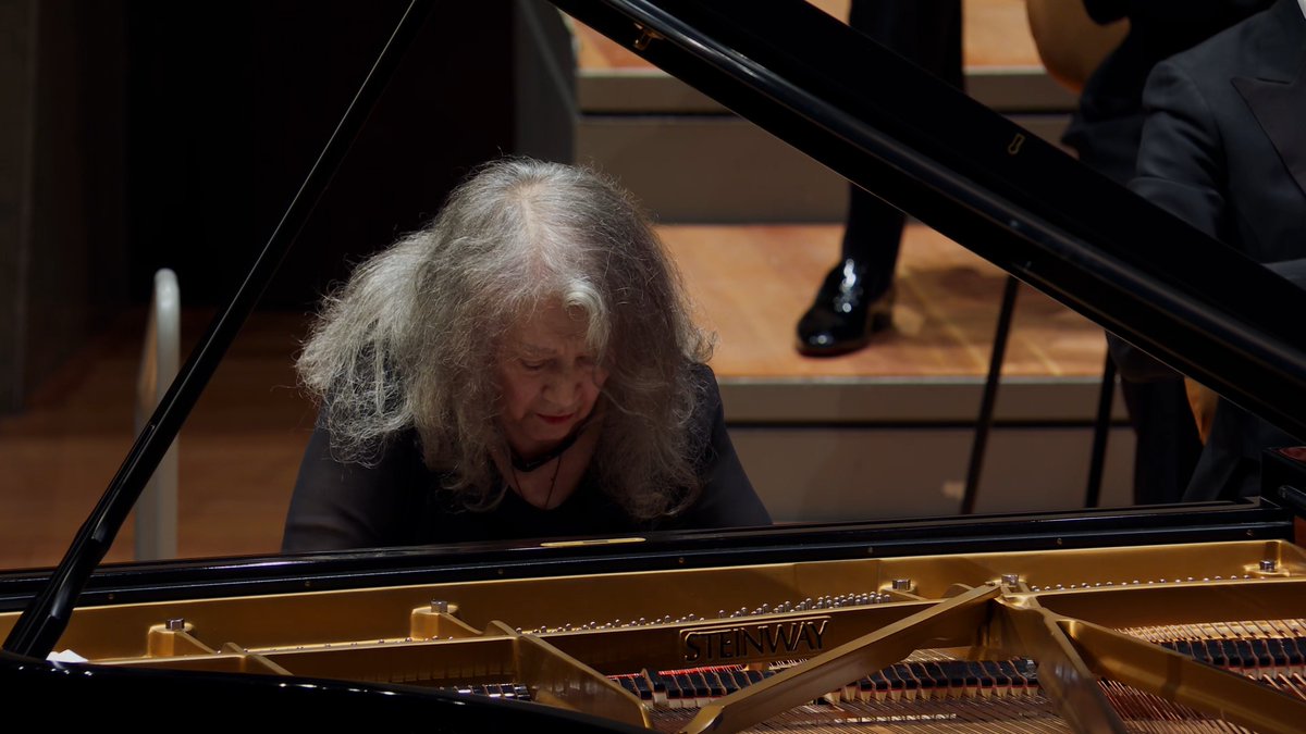 🎹🎶現代最高峰のピアニスト、マルタ・アルゲリッチ。ベルリン・フィルの新シーズンではプロコフィエフの協奏曲第3番を演奏します。デジタル・コンサートホールのアーカイブでは、バレンボイムと共演したベートーヴェン「ピアノ協奏曲第1番」をご視聴いただけます！