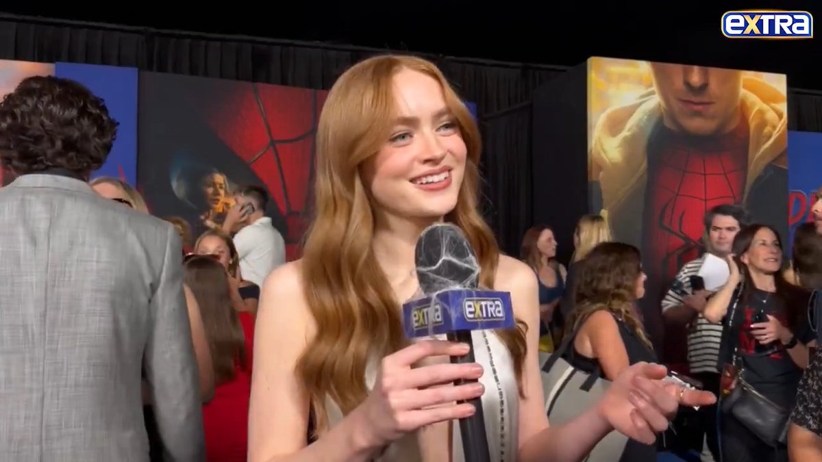 Sadie Sink reagindo a informação de que Ryan Reynolds revelou que a cor de seu traje de 'Deadpool' usado no painel da Marvel na SDCC era "Jean Grey."