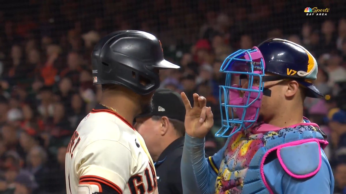 Con humor, pero ante todo la hermandad: William Contreras no dudó en ver cómo estaba Luis Arráez durante un momento inesperado en home.🤝❤️