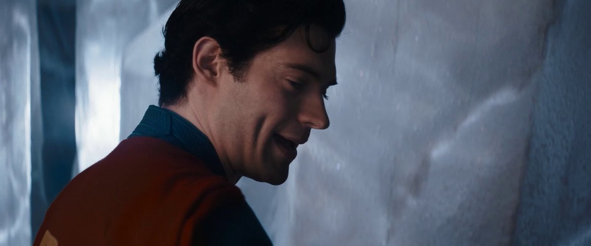 Superman gives the Supergirl suit to Kara