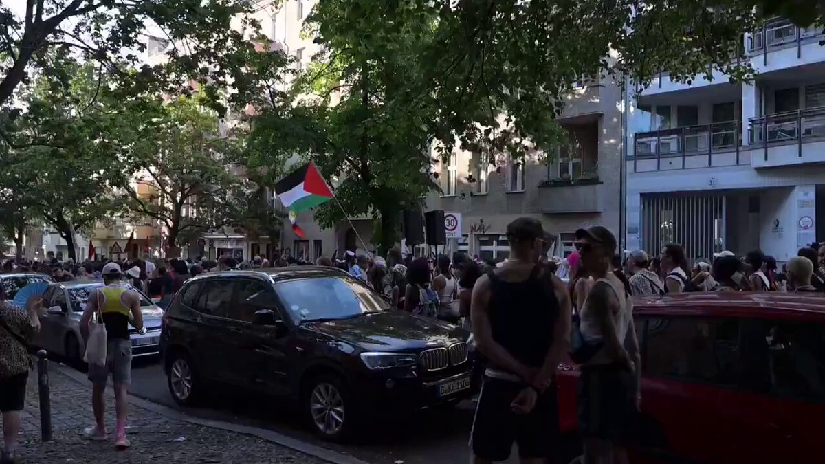 🔴 Allemagne 🇩🇪 | Quelques heures avant l’attentat islamiste de Berlin, certains scandaient : « De Berlin jusqu’à Gaza… Intifada ! » Ils appelaient à l’intifada. Quelques heures plus tard, c’est l’intifada qui les a rattrapés. Le 25 juillet, lors de l’Internationalist Queer Pride de Berlin, des manifestants ont repris le slogan : « De Berlin jusqu’à Gaza, yallah yallah Intifada ! » Quelques heures plus tard, Abdul B., islamiste radical déjà connu des services de sécurité, passait à l’acte. Bilan : 1 morte et 29 blessés. Les idéologies mortifères ont une constante : elles finissent toujours par dévorer ceux qui leur trouvent des excuses #Allemagne #Berlin #Terrorisme #Islamisme #Intifada #LaChuteDelOccident