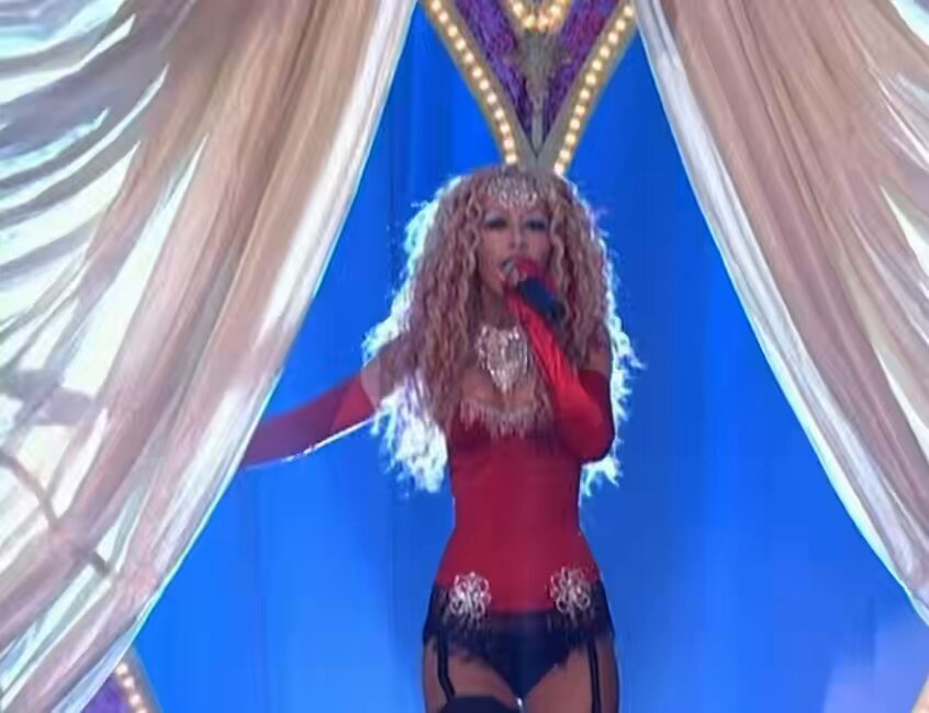 i always wondered how christina aguilera’s voice is so loud cause it overpowers the other 3 artists combined 😭