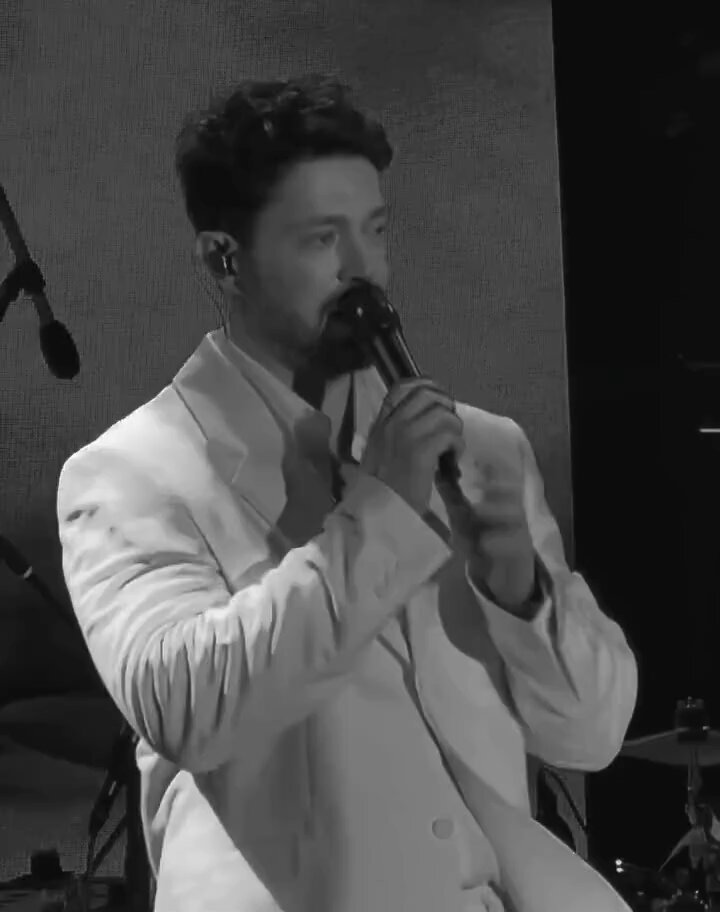 Edis den sonra Murat Boz da sahnede Bir pop klasiği olan Delikanlım şarkısını okumuş!