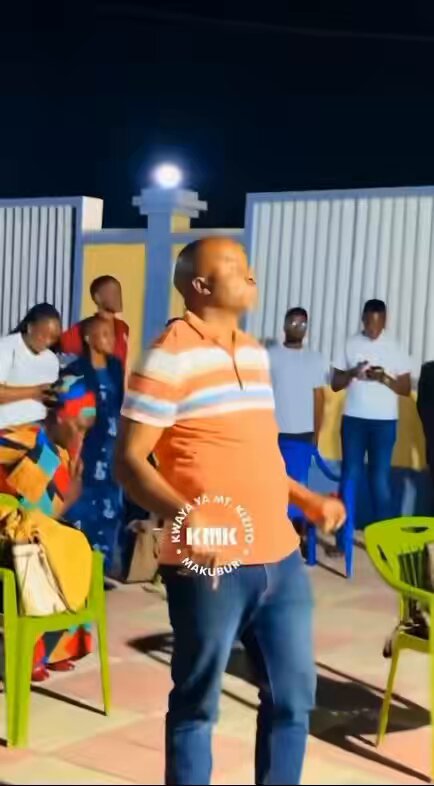 Kuna Kwaya , halafu kuna Kwaya ya Mtakatifu Kizito Makuburi ..🔥🔥🙌🏿