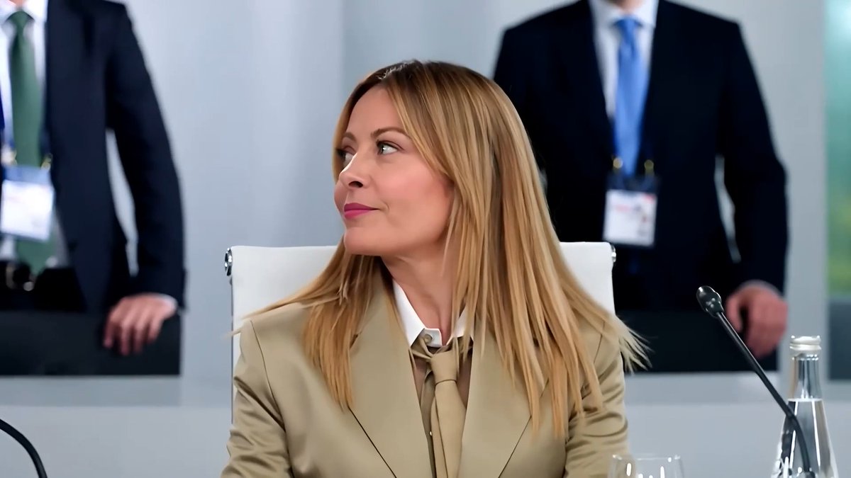 Nessuno nega un selfie a Giorgia. Buona visione 🎬 - feat nonleggerlo