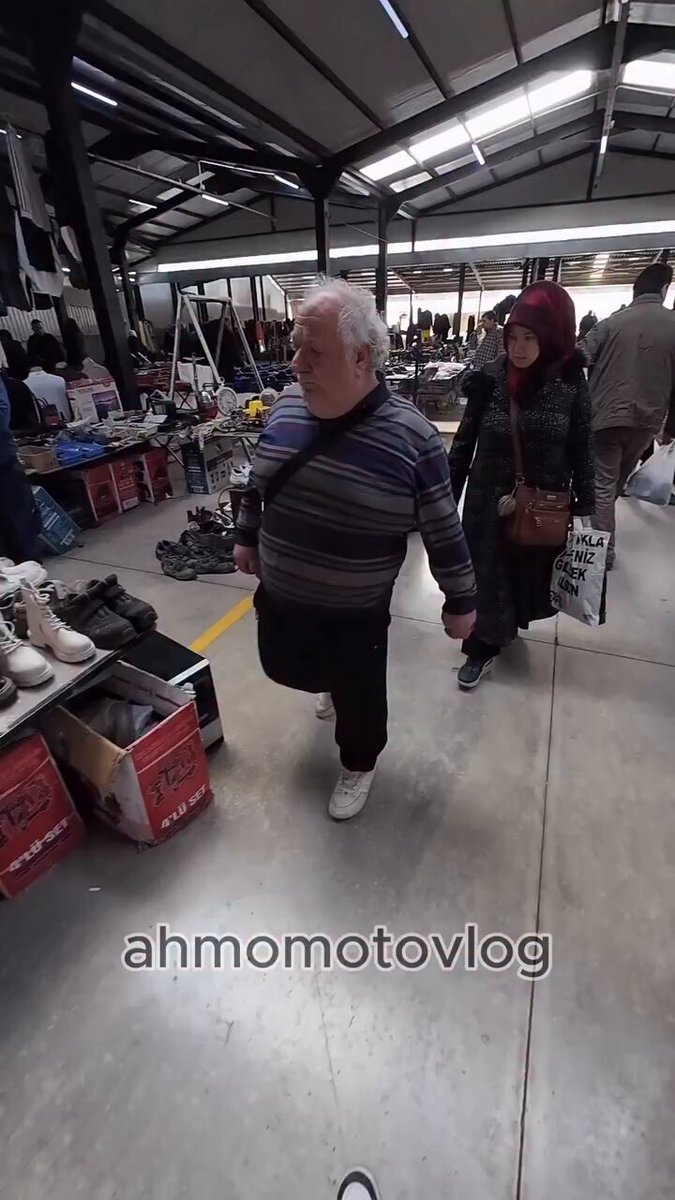 Bir kuryenin vatandaşları trollerken kaydettiği görüntüler sosyal medyada izleyenleri güldürdü.