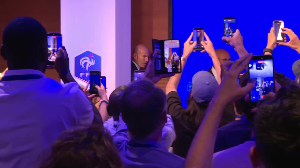 Le nouveau sélectionneur des Bleus, Zinédine Zidane, arrive en conférence de presse #lequipeFOOT