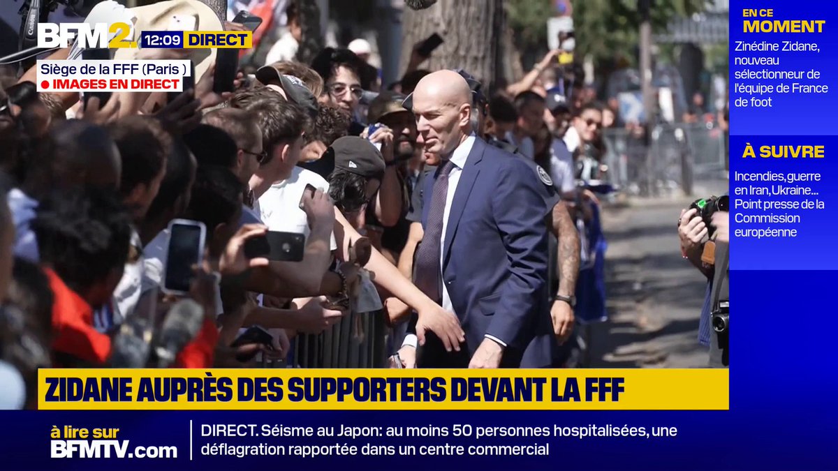 Tout juste nommé sélectionneur des Bleus, Zinédine Zidane s'est rendu auprès des supporters rassemblés devant le siège de la FFF à Paris #BFM2