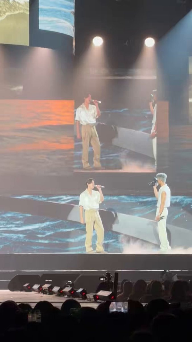 พวกมีตากล้องส่วนตัวน่ารักเนอะ😳 #JossGawinConcert