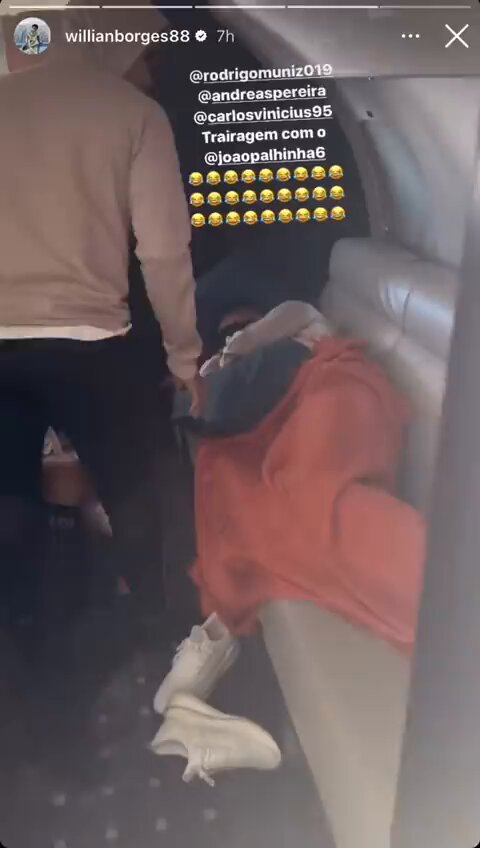 😅🔙 Fulham oyuncuları uçakta uyuyan Joao Palhinha'ya uçak düşüyor şakası yapmışlardı.