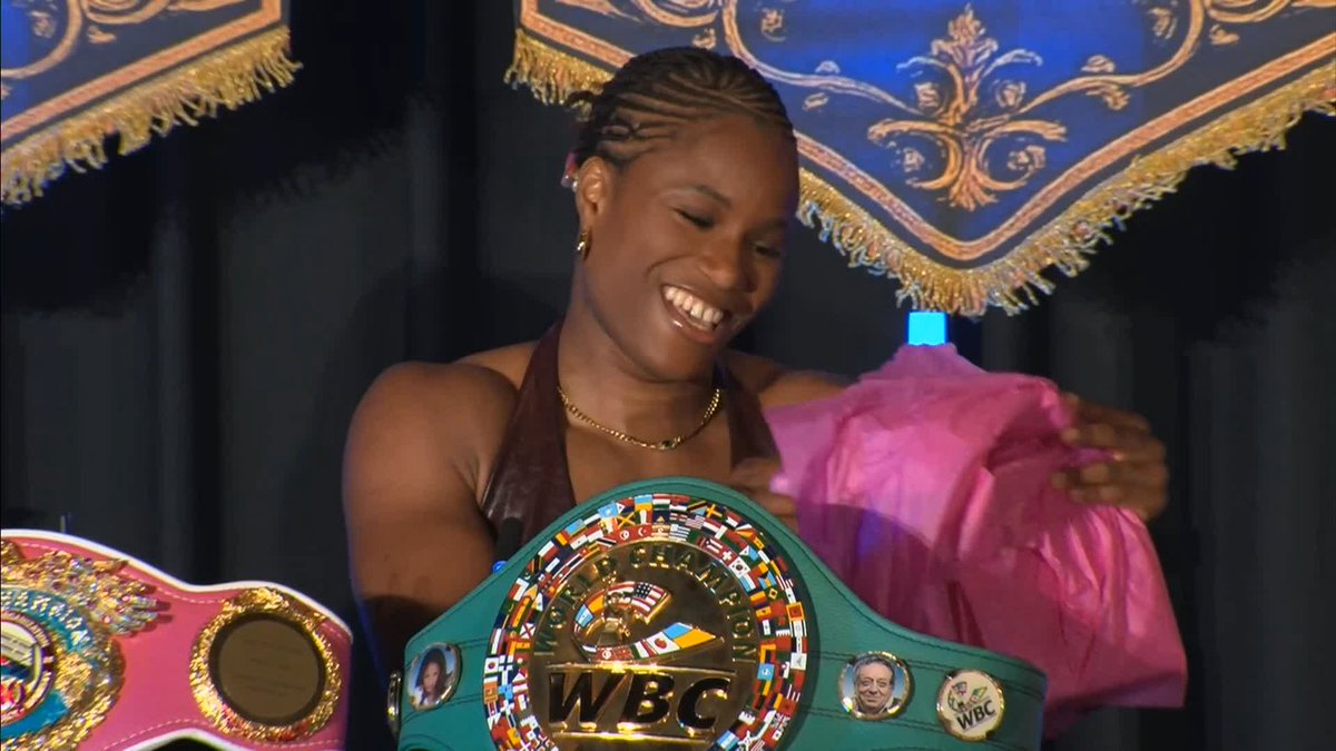 Welcome to LA! 🇺🇸🥊 Amelia Moore brought Caroline Dubois a gift to the press conference 👀