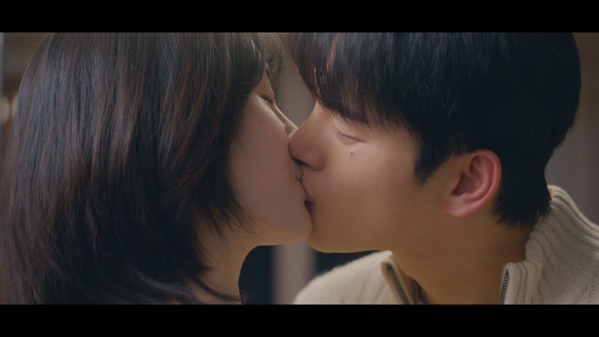 컵 잠깐 내려놔봐요 무조건 흘릴 거 같으니까..♥ #내일도출근! #서인국 #박지현