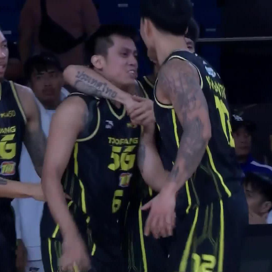 STING! REY! NAMBATAC! 🤯🤯🤯 Game-winner ang hatid ni Rey Nambatac para sa TNT matapos ibinaon ang clutch three na tumapos sa overtime hopes ng Converge! Catch the PBA Season 50 Governors’ Cup LIVE and FOR FREE on the One Sports YouTube channel. #PBA50 #PBA50LID