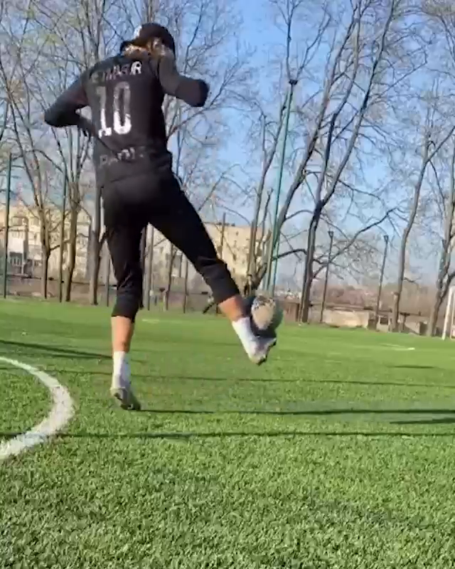 🔵🇺🇦 Before his £89M move to Chelsea, Mykhailo Mudryk went viral in 2020 after posting this first touch on Instagram. To be fair, that's class.
