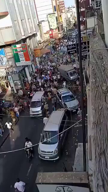 في العاصمة عدن لا تتوقف المسيرات الشعبية الرافضة للوصاية الأجنبية ولسلطة جماعة الإخوان الإرهابية إنها رسالة تؤكد أن الإرادة الشعبية لا تُشترى ولا تُصادر، وأن معركة الجنوبيين هي معركة استعادة القرار الوطني الحر #الاستقلال_الثاني ليس شعارًا إنما استحقاق وطني ينتزعه شعب يؤمن بحقه في تقرير مصيره وبناء دولته بعيدًا عن أي وصاية أو هيمنة. المشهد من عدن اليوم