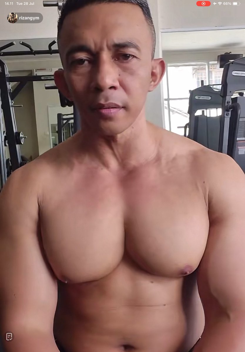 Nonton om ini sambil coli bayangin kalo crot di ketek sama pentilnya