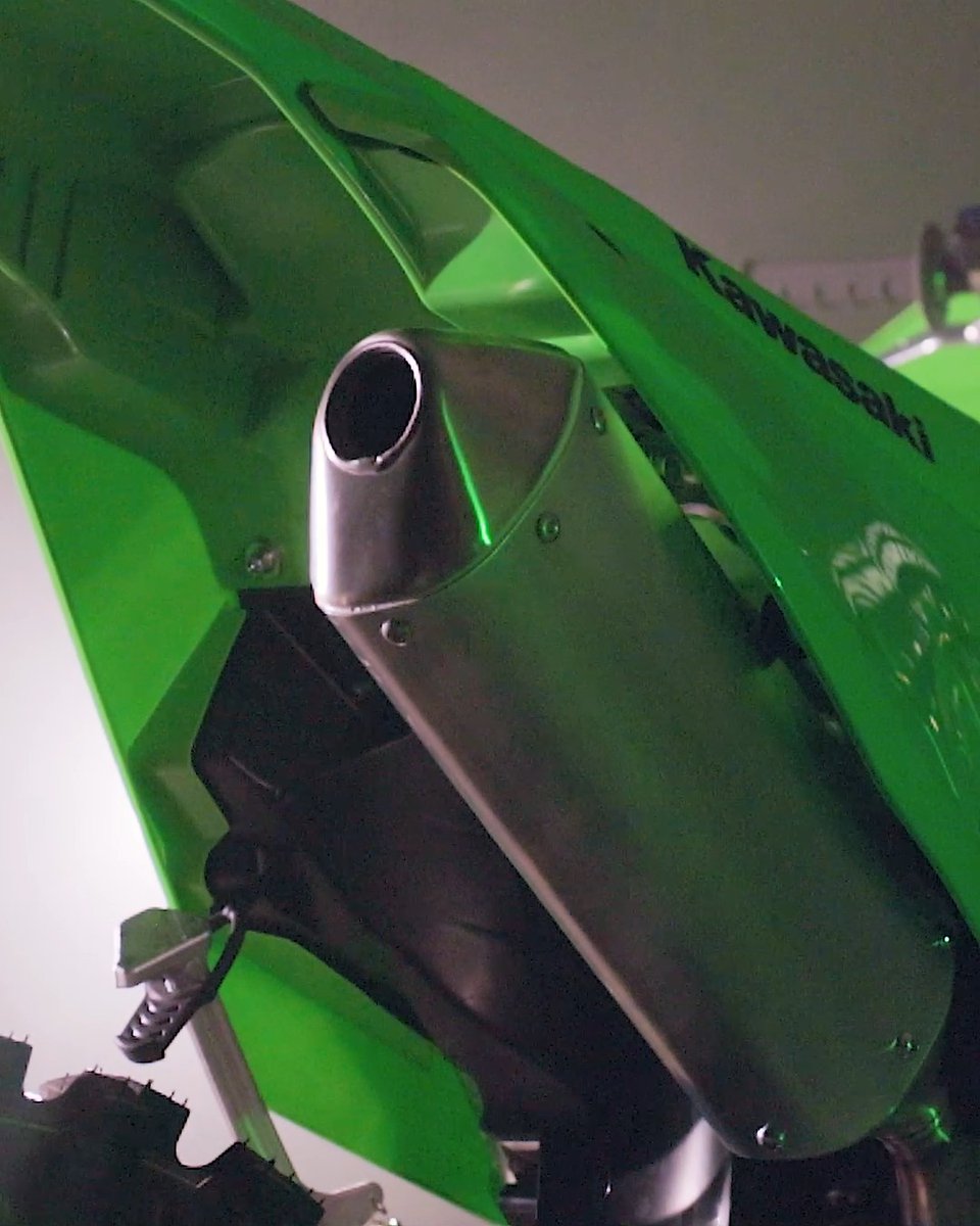 “Let’s get that good smell going!” Sound Up 🔊 as The King 👑 Jeremy McGrath fires up the new #KX327X for the first time. The New Era Begins. #2StrokeRevolution #TeamGreen #KX #GoodTimes #Kawasaki