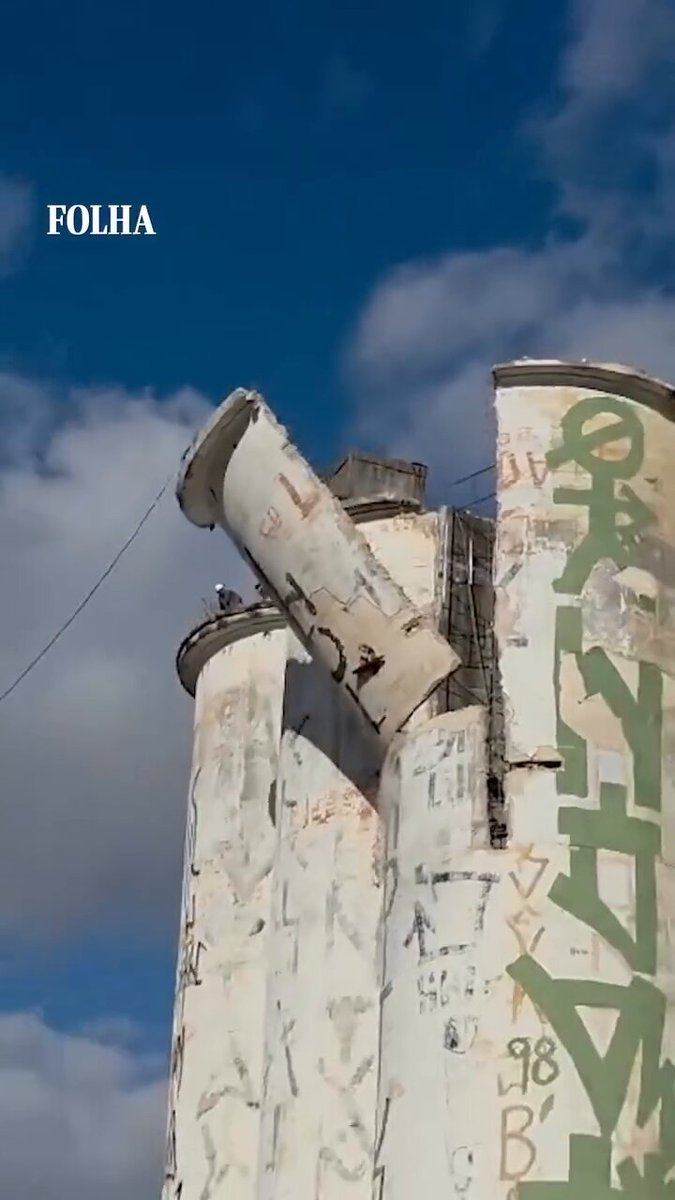 🚨AGORA - Governo de São Paulo começou a demolir o conjunto de silos que faziam parte favela do Moinho Os moradores ganharam novos apartamentos.