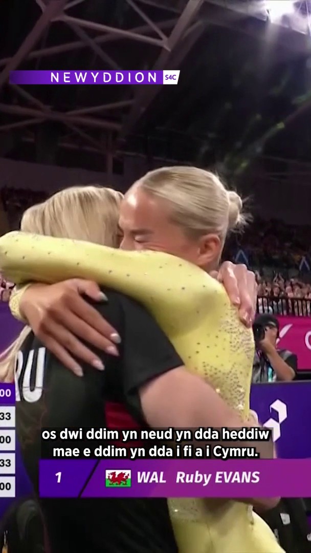 🥇 'Dwi mor falch o fy hun' Ymateb Ruby Evans ar ôl ennill medal aur gyntaf Cymru yng Ngemau'r Gymanwlad eleni.